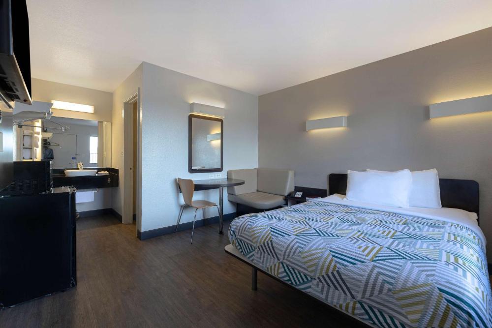 Queen Room interior
